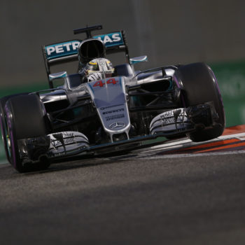 Hamilton vola ad Abu Dhabi: è Pole! 2° Rosberg, che teme la strategia RedBull