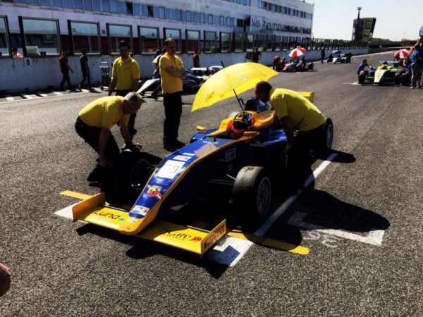 Sullo starting grid della gara di F4