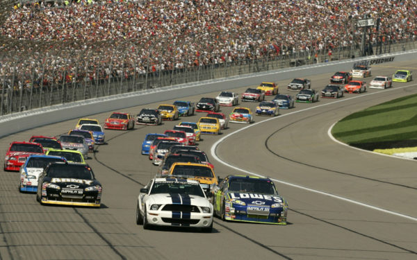 Rivoluzione NASCAR: gare spezzate e punteggi intermedi. Ed è polemica