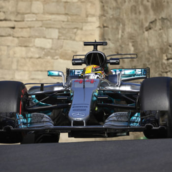 Dopo un venerdì nell’ombra, a Baku risorge Lewis Hamilton: è Pole! Ad oltre 1″ le Ferrari