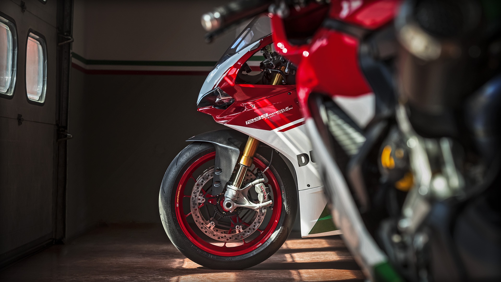 panigale_final-edition_2018_ambience_fe_01_gallery_1920x1080-mediagallery_output_image_1920x1080