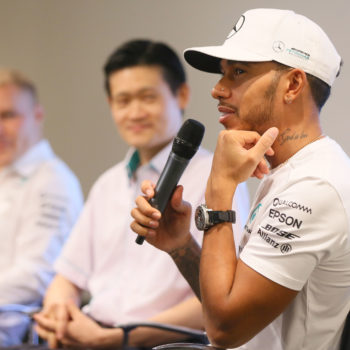 Hamilton punge Vettel nel briefing pre-Suzuka: “Io allento le cinture, Seb farebbe bene a tenerle strette!”