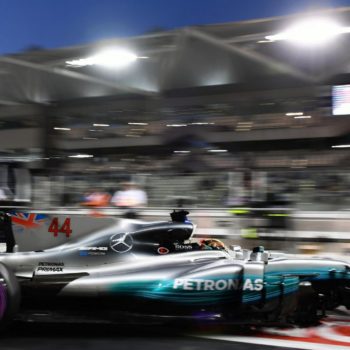 Hamilton si tiene dietro Vettel e Ricciardo nelle FP2 di Abu Dhabi. Ancora penalità per Hartley