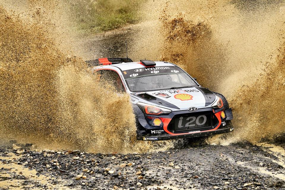 Una doppia foratura arresta Mikkelsen, Neuville prende la leadership