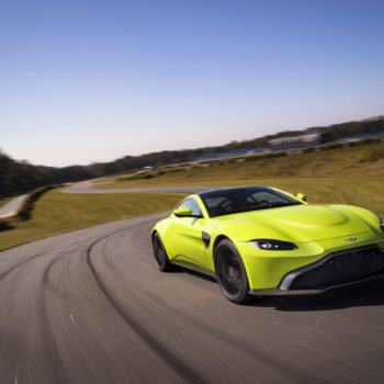 007 dovrà fare spazio in garage: Aston Martin svela la nuova Vantage