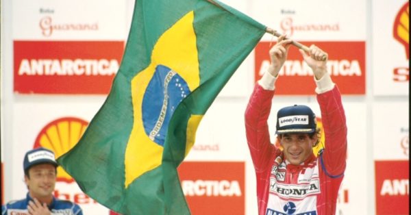 a-imagem-mostra-ayrton-senna-no-podio-do-gp-brasil-no-autodromo-de-interlagos-em-sao-paulo-em-1991-quando-ganhou-o-primeiro-lugar-a-foto-esta-na-mostra-senna-emotion-13401466057