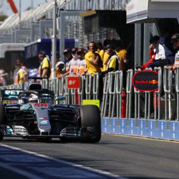 Hamilton polverizza il record ad Albert Park: è Pole! A 7 decimi le Ferrari, poi Verstappen