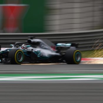 Nelle scivolose FP1 del GP della Cina Hamilton detta il passo con le Soft. 2° Raikkonen, 6° Vettel
