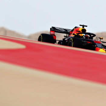 Le FP1 del Bahrain si chiudono con Ricciardo in cima e Verstappen sul fondo. Bene Raikkonen