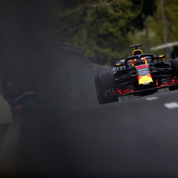 Nelle FP2 di Baku Raikkonen si mette tra Ricciardo e Verstappen, ma le Red Bull fanno paura. 11° Vettel