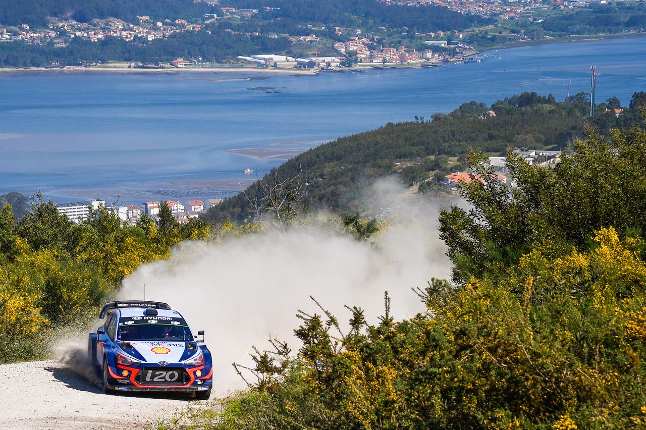 Neuville mantiene la vetta in Portogallo, botto spaventoso per Meeke