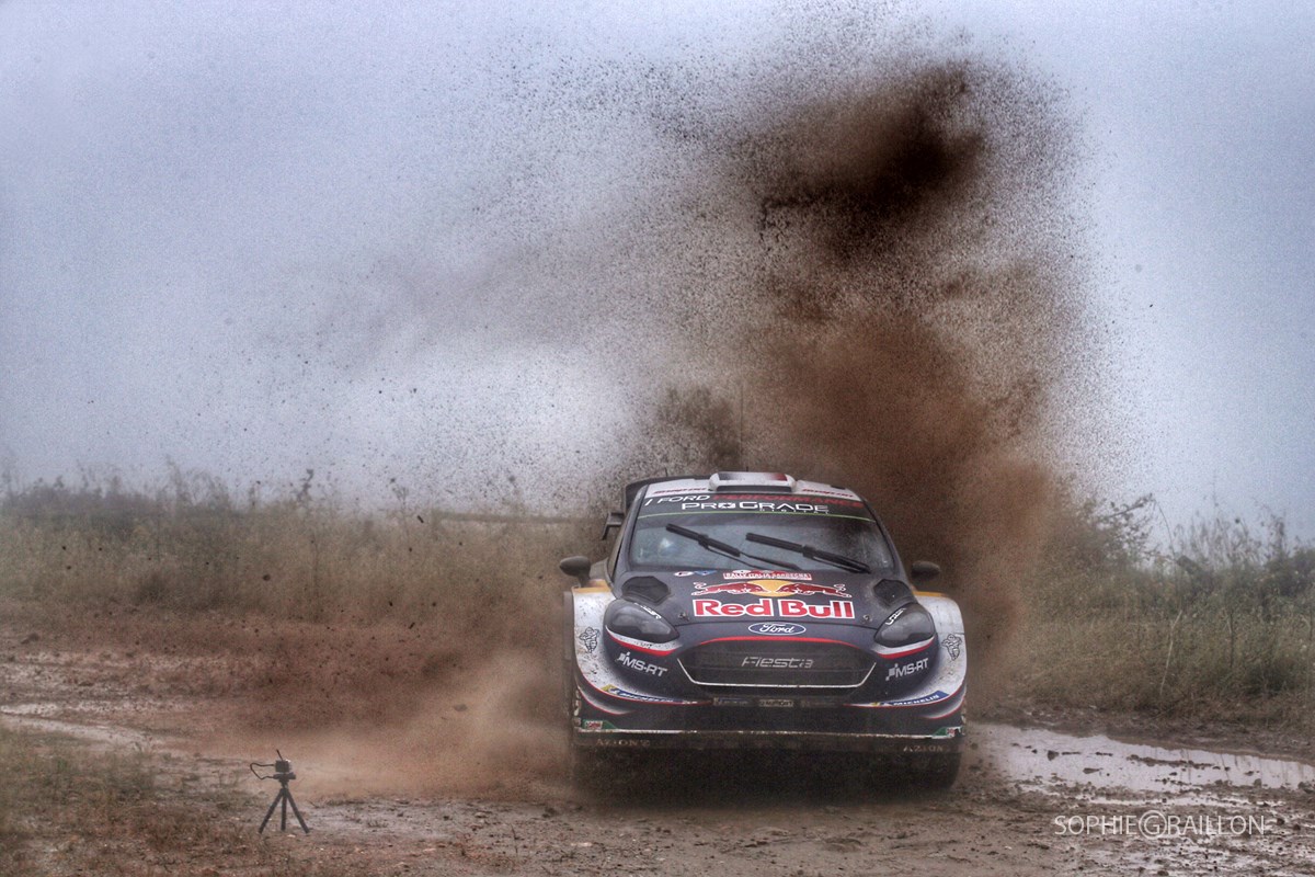 Sebastien Ogier è il più veloce nel fangoso venerdì del Rally d'Italia