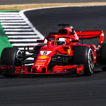 Vettel si prende le FP2 di Silverstone. Il caldo aiuta le Ferrari sul passo gara, a muro Verstappen