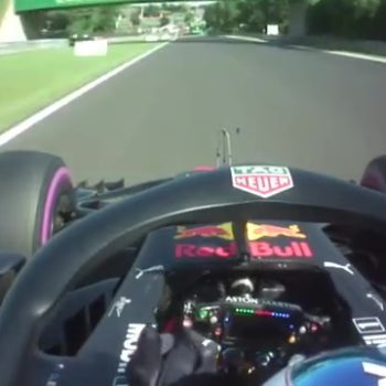Bottas colpisce, Ricciardo reagisce: dito medio del #3 al #77 dopo il sorpasso all’ultimo giro!