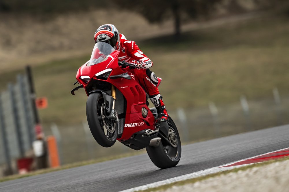 37-ducati-panigale-v4-r-action