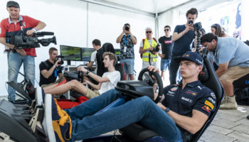 Rovina il giro virtuale a Max Verstappen: lui si ferma, lo aspetta e lo sperona