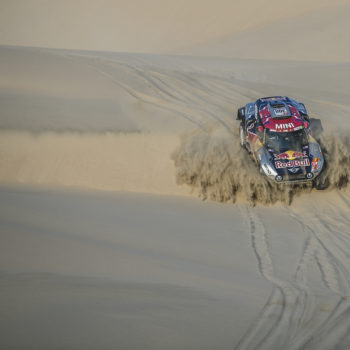 Le dune di Acari stravolgono la Dakar: sale Peterhansel, scendono Loeb e Sainz, fuori Barreda!