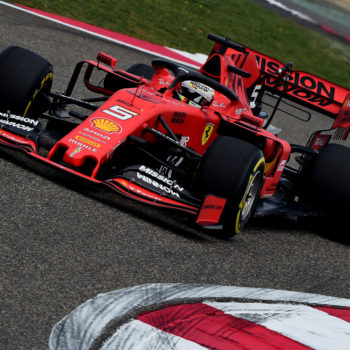Vettel rompe il muro dell’1’34” nelle FP1 in Cina, e lo fa con le Medium. Hamilton davanti a Leclerc