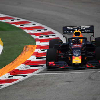 Verstappen si prende le FP1 di Singapore. A muro Bottas, problemi al cambio per Leclerc