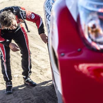 Alonso perde più di un’ora alla Dakar: distrutta una sospensione della sua Hilux