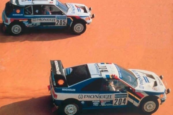 le-due-peugeot-405-t16-alla-dakar-del-1988