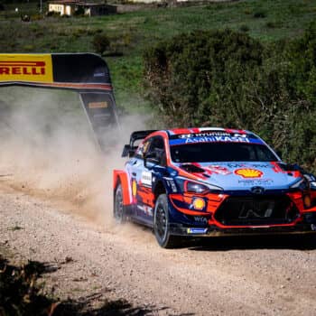 Pazzo venerdì al Rally di Sardegna: super Sordo al comando davanti a Suninen