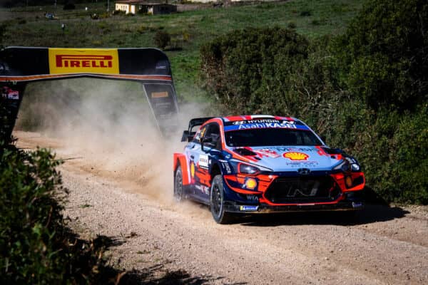 Pazzo venerdì al Rally di Sardegna: super Sordo al comando davanti a Suninen