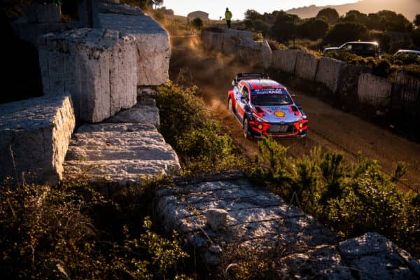 Sordo continua a dominare il Rally di Sardegna, Ogier e Neuville si giocano il secondo posto