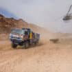 Contatto… volante alla Dakar 2021: un elicottero ha colpito un camion sul tetto