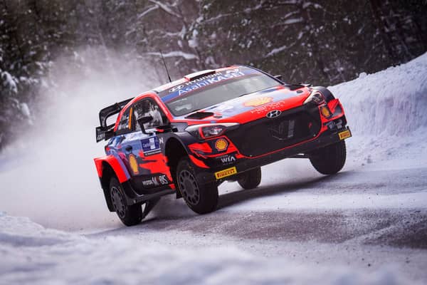 Arctic Rally Finland: Ogier sbatte, Tanak gestisce. Rovanpera vs Neuville per il secondo posto