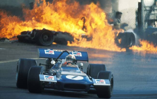 GP di Spagna 1970, Jackie Stewart osserva dagli specchietti il rogo della BRM di Jackie Oliver
