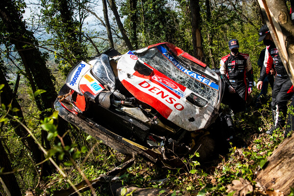 Neuville al comando al Rally di Croazia, Rovanpera sbatte dopo neanche 10 km