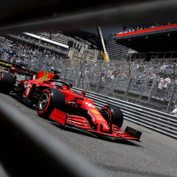 “Non sembrano esserci danni gravi”: Ferrari deciderà domattina se sostituire il cambio di Leclerc
