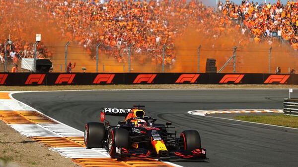La "marea arancione" circonda il trionfo di Verstappen al GP di Olanda 2021
