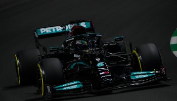 Implacabile Hamilton: è pole a Jeddah! Verstappen a muro nel finale di un giro spaventoso