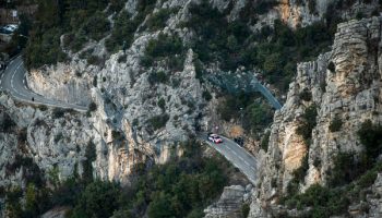 “Non è un Paese per giovani”: Loeb ed Ogier in testa al Rallye Montecarlo