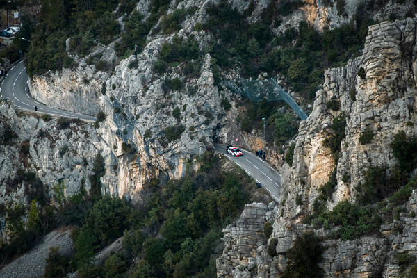 "Non è un Paese per giovani": Loeb ed Ogier in testa al Rallye Montecarlo