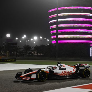 A telecamere spente la Haas piazza il colpaccio: davanti a tutti nel Day 2 dei test in Bahrain c’è Kevin Magnussen! 2° Sainz