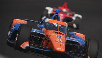Indy 500: Scott Dixon conquista una pole record a oltre 376 km/h di media
