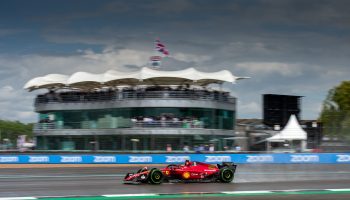 F1, Sainz in pole a Silverstone sotto la pioggia! Verstappen secondo, Leclerc terzo