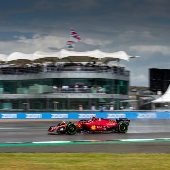 F1, Sainz in pole a Silverstone sotto la pioggia! Verstappen secondo, Leclerc terzo