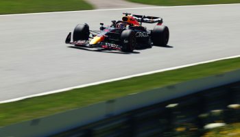 F1, pole di Verstappen davanti alle Ferrari in Austria. Le Mercedes vanno a muro e la FIA pasticcia sui track limits