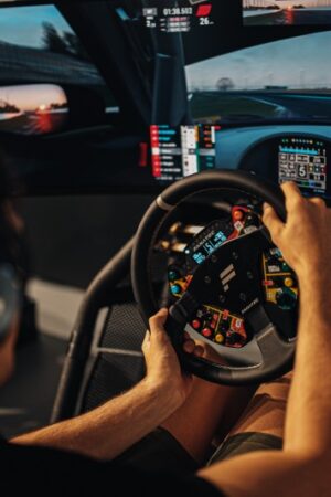 Simracing: videogioco o allenamento? L’importanza dei simulatori di guida