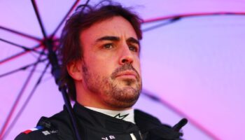 Doccia fredda per Alonso: la FIA lo penalizza di 30″ e lo spedisce al 15° posto
