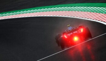 Le piovose FP1 del GP del Giappone vanno ad Alonso. A muro Schumacher
