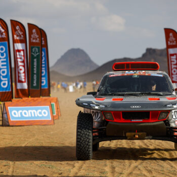 La Stage 6 della Dakar 2023 giustizia le Audi: fuori Peterhansel, incidente per Sainz!