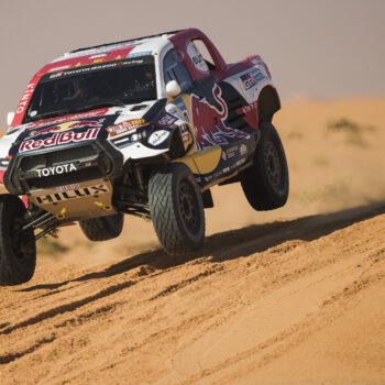 Al-Attiyah e Benavides si prendono la Stage 6 della Dakar. Disastro Audi, Howes allunga