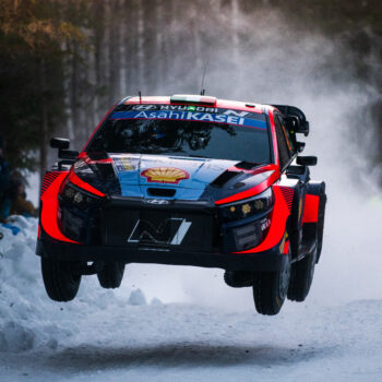 Craig Breen vola nel Rally di Svezia, ma Tanak lo bracca. Faticano Rovanpera e Neuville
