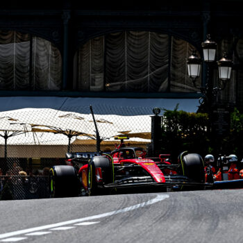 Sainz si prende le FP1 del GP di Monaco davanti ad Alonso, nervoso – e 6° – Verstappen
