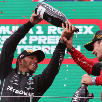 F1, Hamilton guiderà la Ferrari a partire dal 2025 al fianco di Leclerc